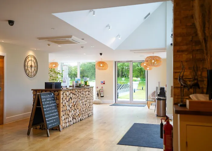 Eider Cottage: Lake View & Access In The Cotswolds